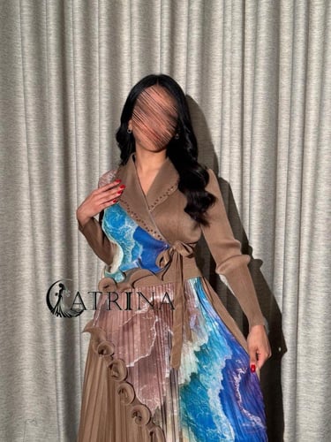 فستان ميدي بتصميم لف (Wrap) مع تنورة بليسيه متعددة...