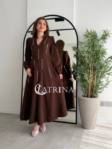 فستان بني أنيق بتفاصيل خرز عمودية ولمسة راقية