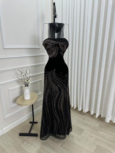 فستان سهرة أسود راقٍ بلمسات لامعة