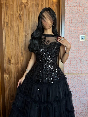 فستان سهرة مطرز بالترتر مع طبقات تول فاخرة