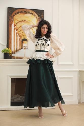 فستان سهرة أنيق بتفاصيل أنثوية راقية