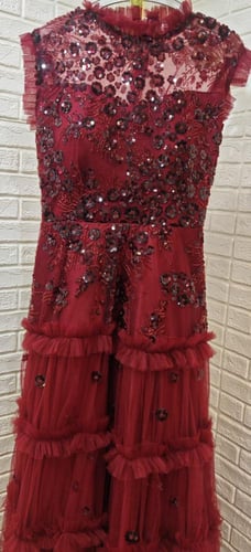 فستان سهرة مطرز بالترتر مع طبقات تول فاخرة