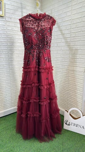 فستان سهرة مطرز بالترتر مع طبقات تول فاخرة