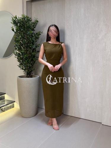 فستان ميدي أنيق بلون زيتي مع تفاصيل لامعة