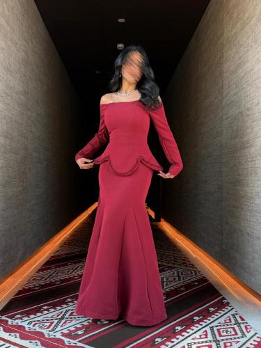 فستان سهرة باللون الأحمر العنّابي الفخم