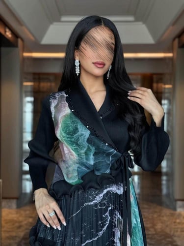 فستان ميدي بتصميم لف (Wrap) مع تنورة بليسيه متعددة...