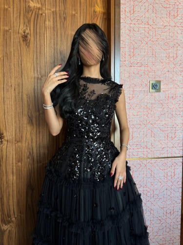 فستان سهرة مطرز بالترتر مع طبقات تول فاخرة