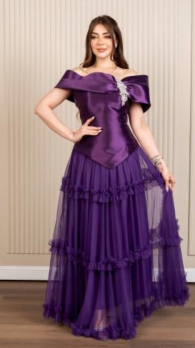 فستان سهرة بنفسجي ملكي.