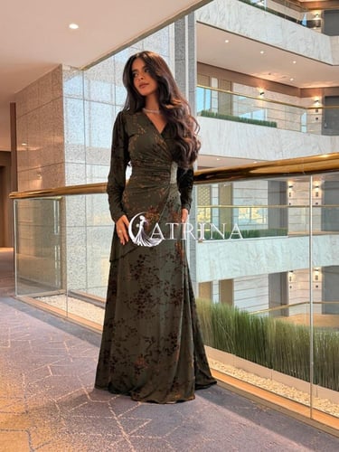 فستان سهرة أخضر زيتوني بنقشة مخملية مع حزام مرصع