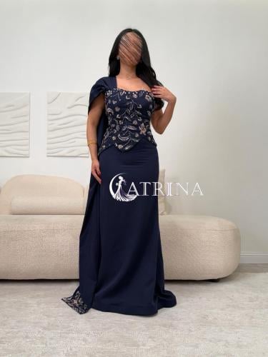 فستان سهرة كحلي بتطريز فاخر وكاب أنيق