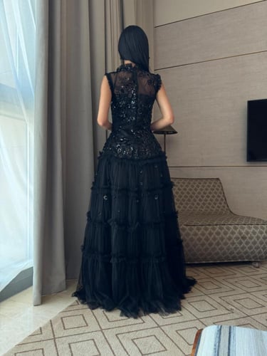 فستان سهرة مطرز بالترتر مع طبقات تول فاخرة