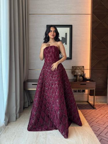 فستان سهره عنابي مطرز حديث.