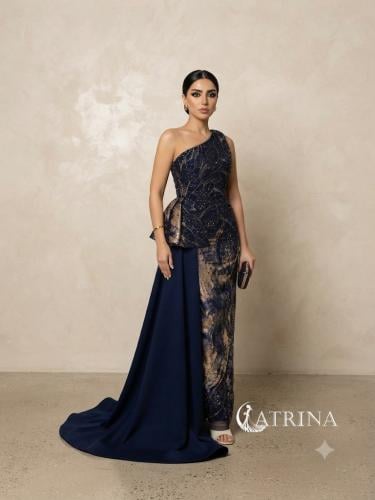 Luxurious pink evening dress with three-dimensional floral details