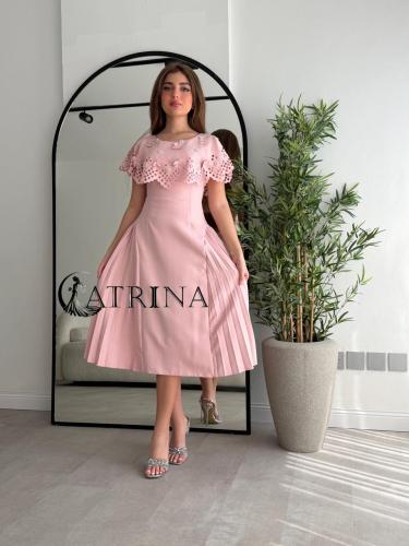 فستان وردي بتفاصيل زهرية وتطريز لؤلؤي أنثوي