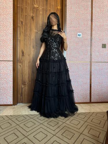 فستان سهرة مطرز بالترتر مع طبقات تول فاخرة