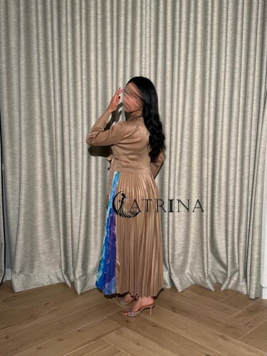 فستان ميدي بتصميم لف (Wrap) مع تنورة بليسيه متعددة...