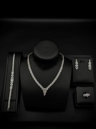 طقم إكسسوار أنيق المرصع بحبات كريستال فاخرة