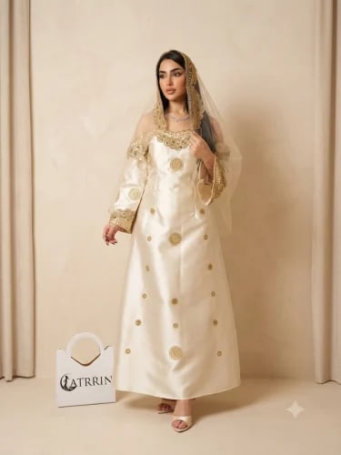 جلابية ميكادو أوف وايت بتطريز ذهبي مع شيلة