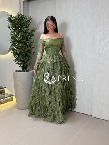 فستان سهرة طويل بلون أخضر زيتوني بتصميم دانتيل فاخ...