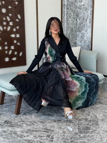 فستان ميدي بتصميم لف (Wrap) مع تنورة بليسيه متعددة...