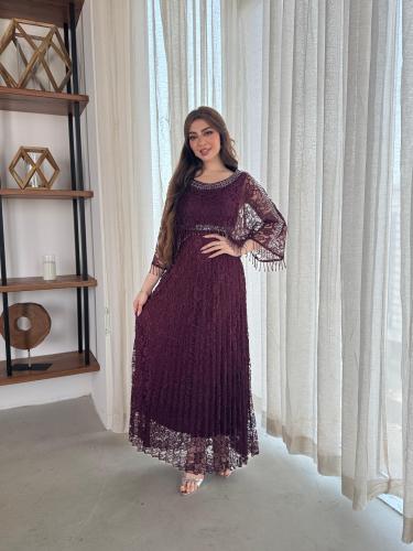 فستان دانتيل عنابي فاخر بأكمام واسعة مطرزة