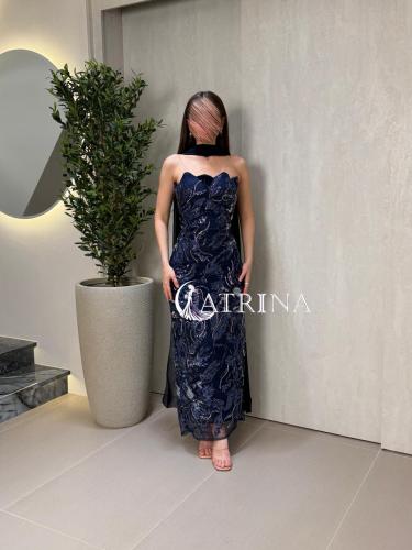 فستان سهرة طويل بلون كحلي مطرز مع وشاح أنيق