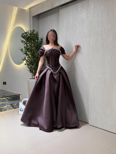 فستان سهرة بني شوكولاتة بتصميم فاخر