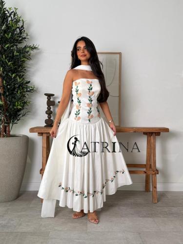 فستان مطرّز بتفاصيل زهرية وتصميم أنثوي راقٍ