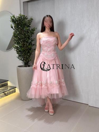 فستان سهرة ميدي بلون وردي بتفاصيل تول وتطريز فاخر