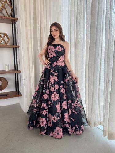 فستان سهرة أسود مطرز بالورود الوردية