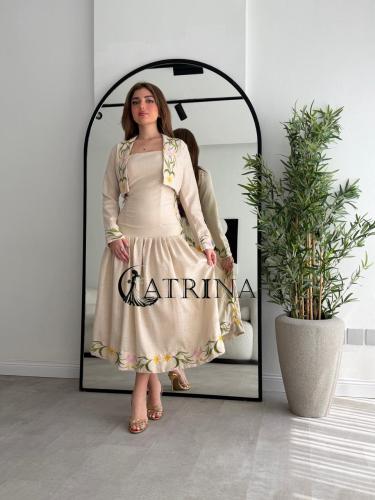 فستان بيج مطرز مع بوليرو بتفاصيل زهرية أنثوية