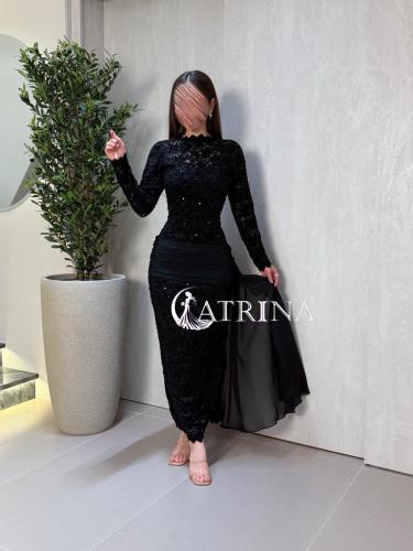 فستان سهرة أسود بتصميم دانتيل فاخر مع وشاح جانبي