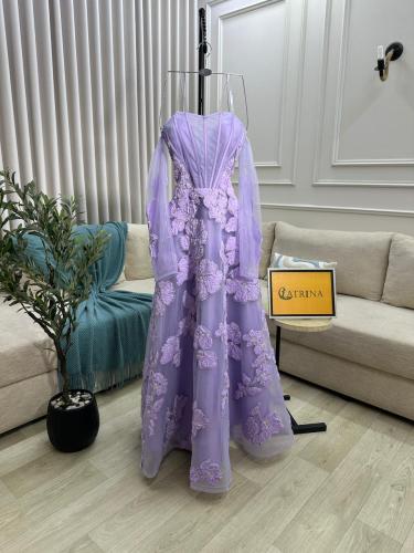 فستان سهرة فخم باللون البنفسجي الفاتح يجمع بين الن...