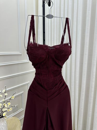 فستان سهرة لونين بكورسيه دانتيل وتنورة منسدلة