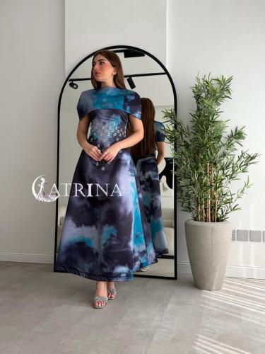 فستان بطبعات فنية بدرجات الأزرق مع تطريز لامع وتصم...