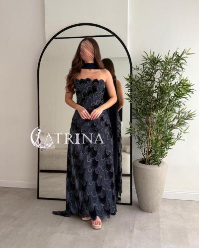 فستان سهرة كحلي داكن بتطريز فاخر وتصميم أنيق