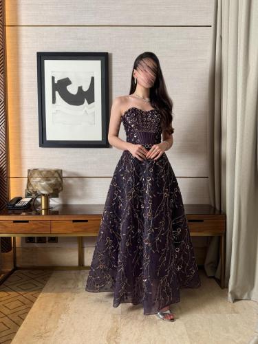 فستان سهرة بتصميم مطرز بأحجار براقة وتفاصيل ملكية