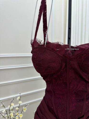 فستان سهرة لونين بكورسيه دانتيل وتنورة منسدلة