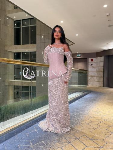 فستان سهرة شامبين وردي بتطريز لامع وتنورة بليسيه