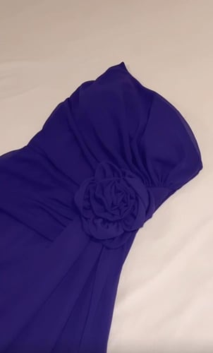 فستان بنفسجي خيالي على الجسم أنوثة طاغية