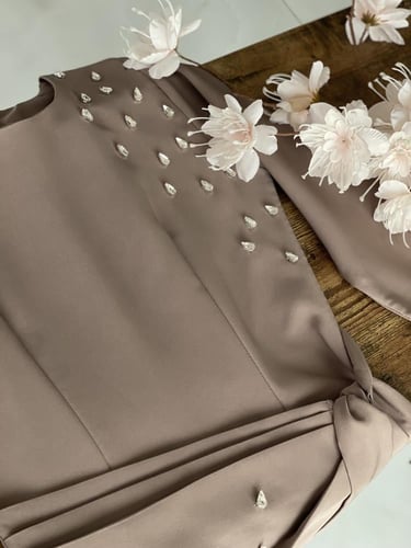 فستان جالكسي مع كرستالات لف (قريباً نفاذ الكمية)