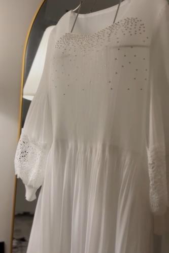 فستان ابيض انيق و راقي جداً