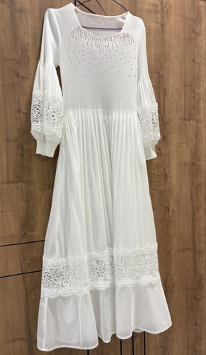 فستان ابيض انيق و راقي جداً