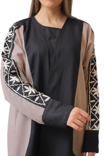 عباية مطرزة بشكل انيق 1119501