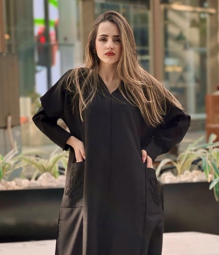 عباية بجيوب مطرزة 1113501