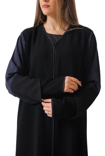 عباية سوداء بكمام كحلية أنيقة 1110801