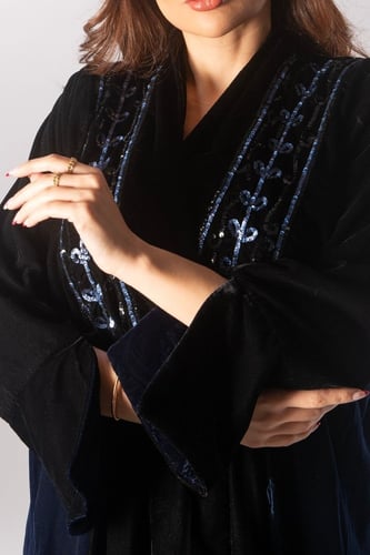 عباية مخمل مطرزة من الامام 1109901