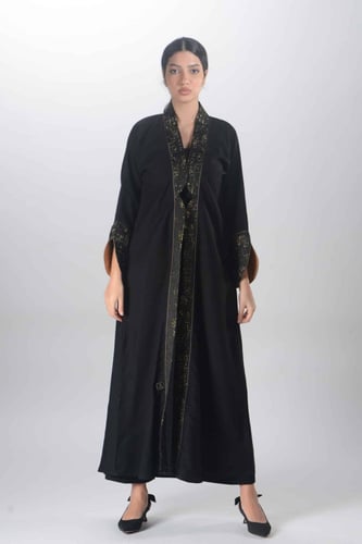 عباية سوداء اكمام ذهبية 1045701