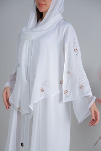 عباية بطبقات مختلفة مزخرف بتطريز متنوع 1035802