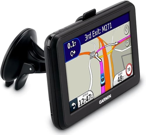 قارمن نوفي مع خرائط الصحراء